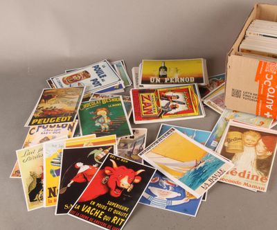 une boîte remplie d'affiches diverses posée sur une table