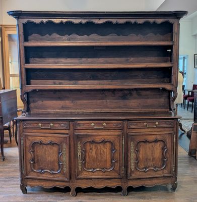 une grande armoire en bois dotée de nombreux tiroirs
