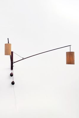 deux lampes suspendues au plafond