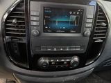 le tableau de bord d'une voiture, avec une radio et un volant