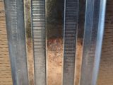 un petit objet métallique posé sur une table en bois