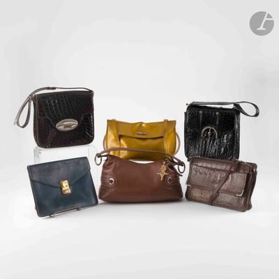 quatre sacs à main différents sont alignés sur une surface blanche