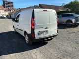 une camionnette blanche garée dans un parking
