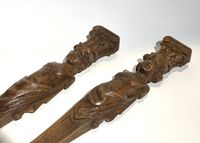 Paire de pilastres pour ameublement en noyer sculpté figuran… (photo 2)