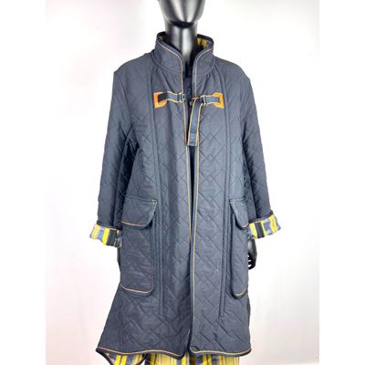 une photo d'un manteau de femme sur un mannequin mannequin mannequin mannequin mannequin mannequin mannequin mannequin mannequin