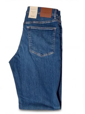 l'arrière d'un jean sur fond blanc
