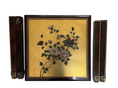 Table basse en bois laqué de forme carrée reposant sur quatr…
