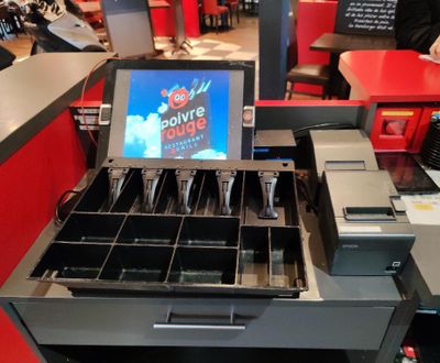 une photo d'une caisse enregistreuse dans un magasin