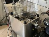 une photo d'une cuisine professionnelle équipée d'une friteuse et d'une cafetière