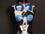 un mannequin noir orné d'une peinture représentant des chats