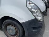 une camionnette blanche garée dans un parking