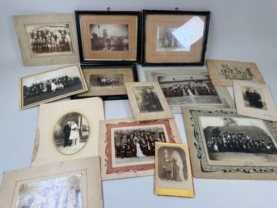 plusieurs vieilles photographies en noir et blanc représentant des groupes de personnes