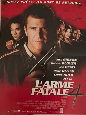 une affiche de film représentant un homme tenant une arme à feu devant d'autres hommes
