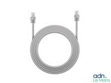 un gros plan d'un câble Ethernet blanc sur fond blanc