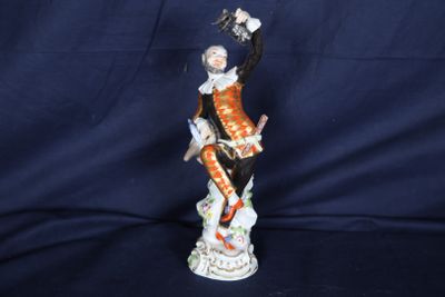 une figurine représentant un homme assis sur une table