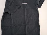un t-shirt noir orné d'un petit logo blanc