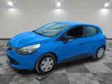 une voiture bleue est garée dans une pièce au sol à carreaux