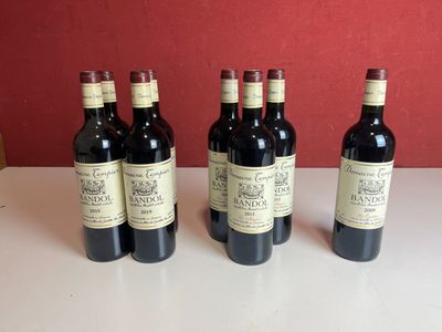 quatre bouteilles de vin sont alignées sur une table