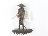 une figurine en bronze représentant une femme tenant un panier