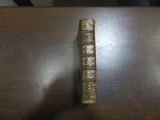 un vieux livre posé sur une table en bois