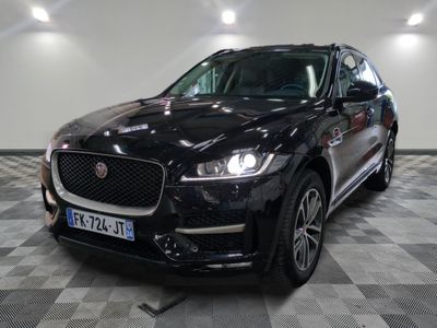 l'avant d'un SUV Jaguar noir garé dans un showroom