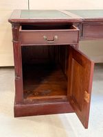 Grand bureau à caisson en bois teinté, dessus feutrine verte… (photo 6)