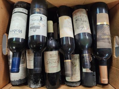plusieurs bouteilles de vin dans une caisse sur la table