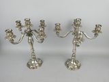 paire de candélabres et de bougeoirs en métal argenté