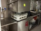 une grande cuisine en inox avec beaucoup de vaisselle sur le plan de travail