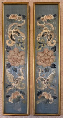 paire de tentures murales chinoises anciennes ornées de motifs floraux bleus et dorés