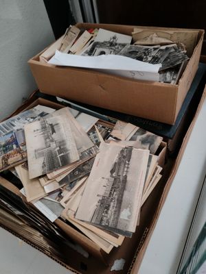 une boîte remplie de vieilles photos posée sur le rebord d'une fenêtre