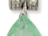 une paire de boucles d'oreilles en émeraude et diamant