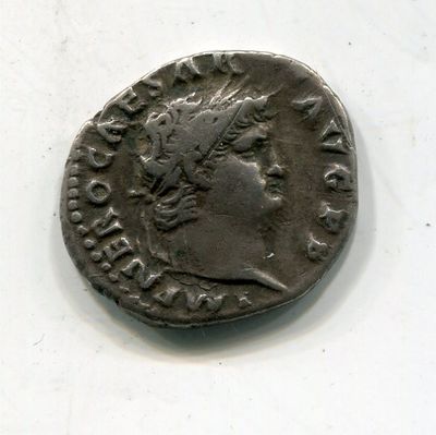 une vieille pièce de monnaie sur laquelle figure la tête d'une femme, sur un fond blanc