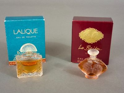 deux flacons de parfum posés l'un à côté de l'autre sur une table