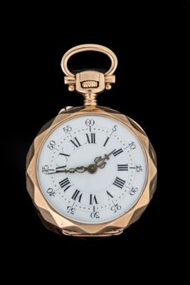 une montre de poche en or avec des chiffres romains sur le cadran