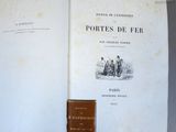 un livre ouvert sur lequel figure la photo d'un groupe de personnes
