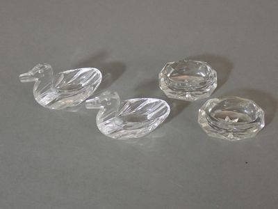 trois canards en verre transparent posés les uns à côté des autres sur une table