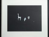 photographie en noir et blanc encadrée représentant des girafes et d'autres animaux dans un champ