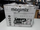 une machine à café emballée posée sur une table blanche dans un magasin