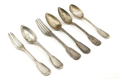 six cuillères en argent et une fourchette posées sur un plateau blanc