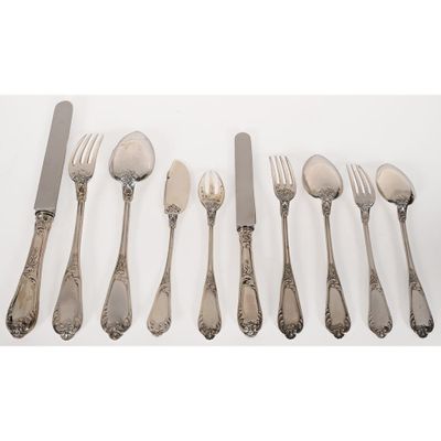 service de couverts plaqué argent comprenant des cuillères, des couteaux et des cuillères