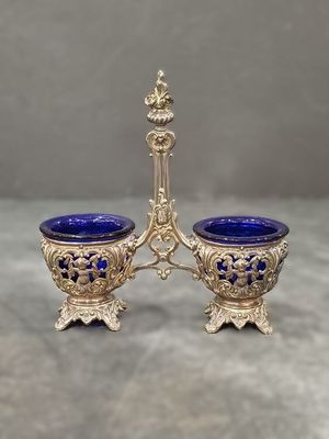 deux vases en verre bleu posés sur une table