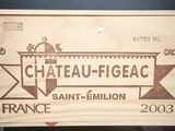 une boîte en bois sur laquelle est accrochée une pancarte indiquant « Château - Figac »