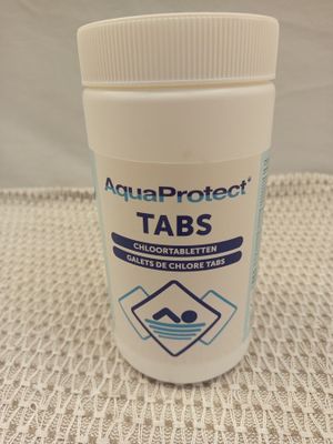 un flacon de pastilles Aqua Protect posé sur une table