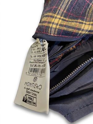 une photo en gros plan du pantalon d'une personne, sur lequel figure une étiquette