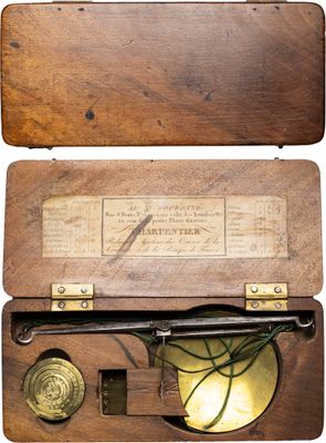 une boîte en bois avec une horloge à l'intérieur