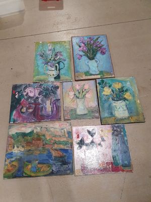 de nombreux tableaux posés par terre dans cette pièce