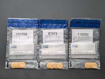 trois paquets de biscuits sont posés les uns à côté des autres sur une table