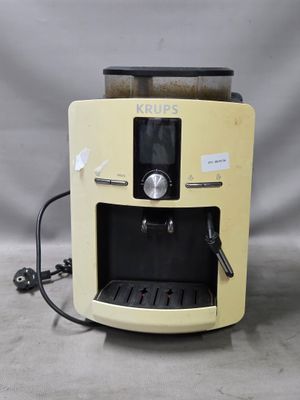une machine à café posée sur une table