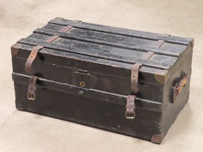 Malle de transport, l'âme en bois et lanières en cuir, à coi…